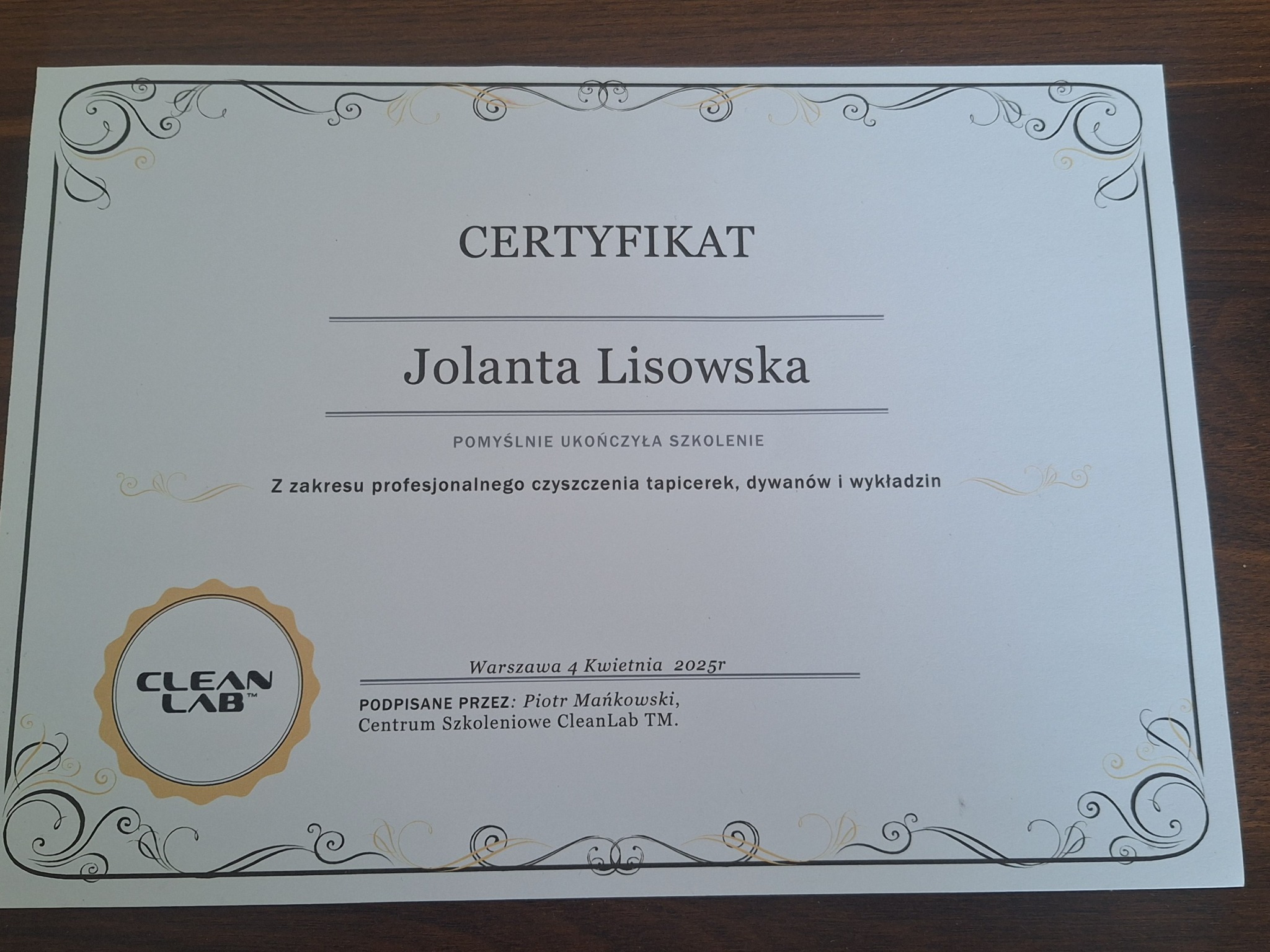 Certyfikat ukończenia szkolenia z zakresu profesjonalnego czyszczenia tapicerek, dywanów i wykładzin dla Jolanty Lisowskiej, wydany przez Centrum Szkoleniowe CleanLab TM, ważny w Warszawie od 4...
