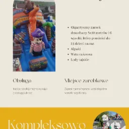 Dmuchany zamek w stylu pirackim z figurami piratów i beczek, atrakcja dla dzieci.