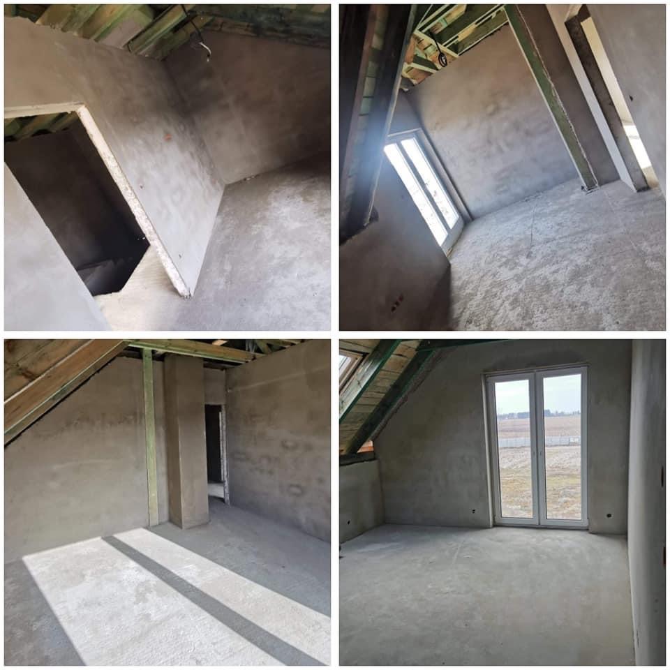Cztery ujęcia wnętrz poddasza w trakcie prac wykończeniowych, ściany pokryte szarą warstwą, widoczne drewniane elementy konstrukcyjne dachu i ramy okienne, w tle krajobraz za oknem.