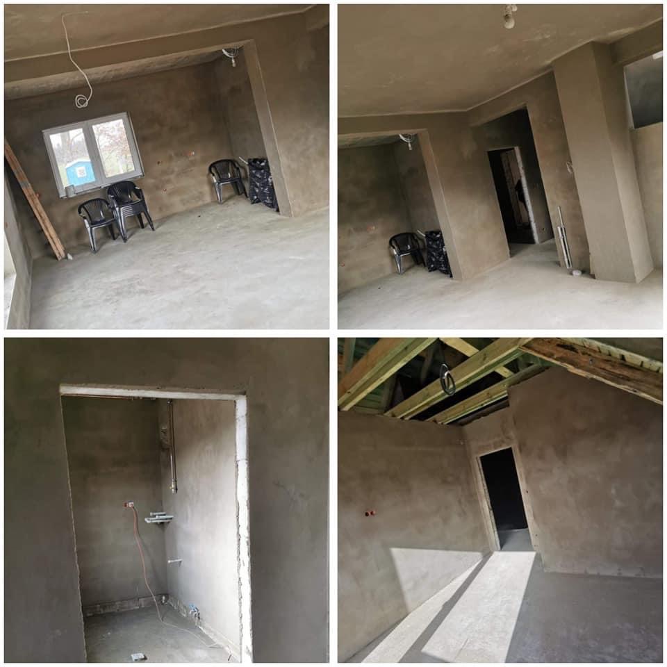 Cztery kadry z wnętrz w trakcie prac wykończeniowych: pokój z oknem i krzesłami, korytarz z otwartymi drzwiami, łazienka z przygotowaną instalacją hydrauliczną oraz widok na drewnianą konstrukcję...