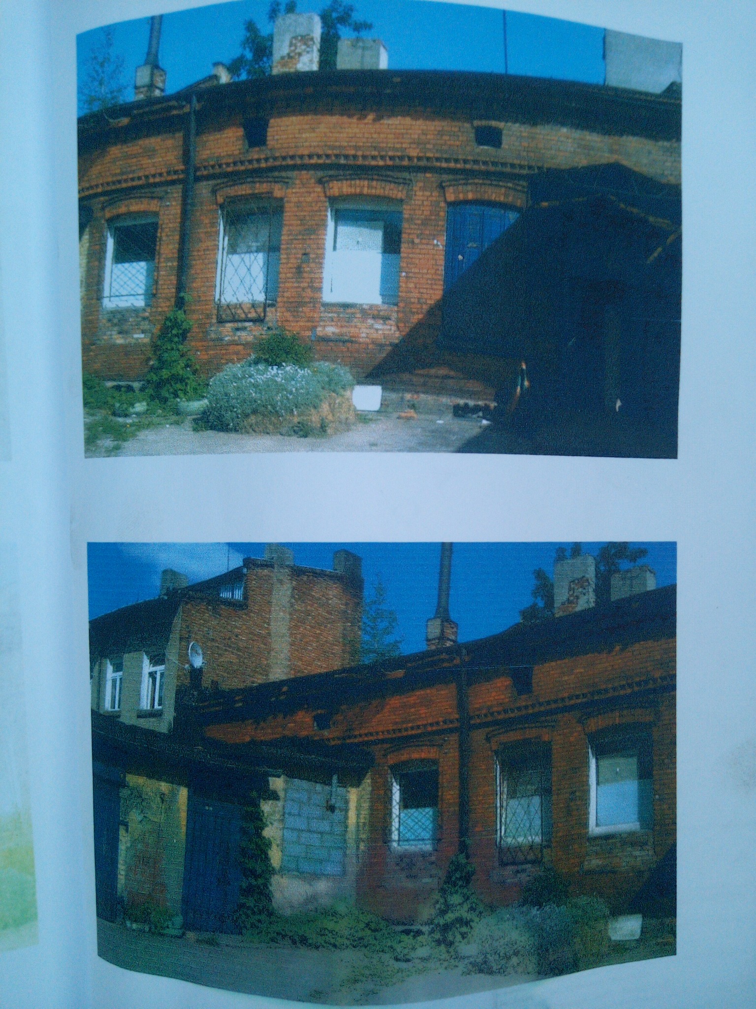 Dwa ujęcia ceglanego budynku z niebieskimi drzwiami i oknami z kratami. Zdjęcia wyblakłe, wyglądają na stare odbitki.