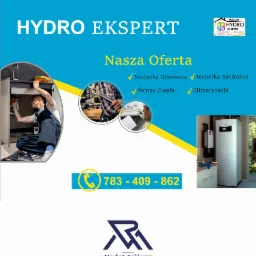 Mężczyzna w Cmolasie instaluje zlew w szafce, obok leżą narzędzia; grafika reklamowa firmy hydraulicznej z ofertą techniczną, numerem telefonu i logo.