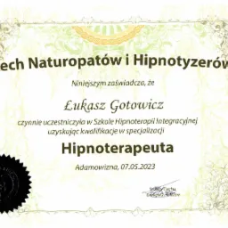 Certyfikat 'Cech Naturopatów i Hipnotyzerów' potwierdzający ukończenie Szkoły Hipnoterapii Integracyjnej przez Łukasza Gotowicza w specjalizacji Hipnoterapeuta, wydany w Adamowiźnie 07.05.2023...