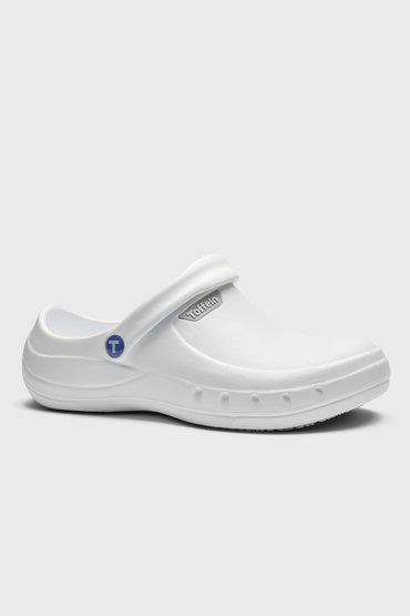 Pojedynczy biały chodak medyczny Toffeln z niebieskim logo na boku, prezentowany na jasnoszarym tle.