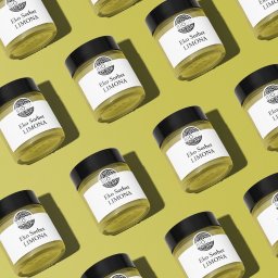 Paweł Retkowski Studio - Ułożone pod kątem słoiki z ekologicznym sorbetem cytrynowym na jednolitym, oliwkowym tle, prezentujące produkt w powtarzalnym wzorze.