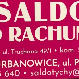 Różowa tabliczka z białym napisem 'SALDO BIURO RACHUNKOWE', adresy biur w Chorzowie i Tychach oraz numery telefonów i adres e-mail.