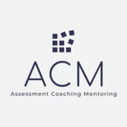 Logo firmy ACM Assessment Coaching Mentoring z abstrakcyjnym symbolem kostki złożonej z dziewięciu kwadratów, z których dwa są przesunięte w górę i w prawo, wszystko w kolorze ciemnoniebieskim...
