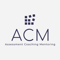 Logo firmy ACM Assessment Coaching Mentoring z abstrakcyjnym symbolem kostki złożonej z dziewięciu kwadratów, z których dwa są przesunięte w górę i w prawo, wszystko w kolorze ciemnoniebieskim...