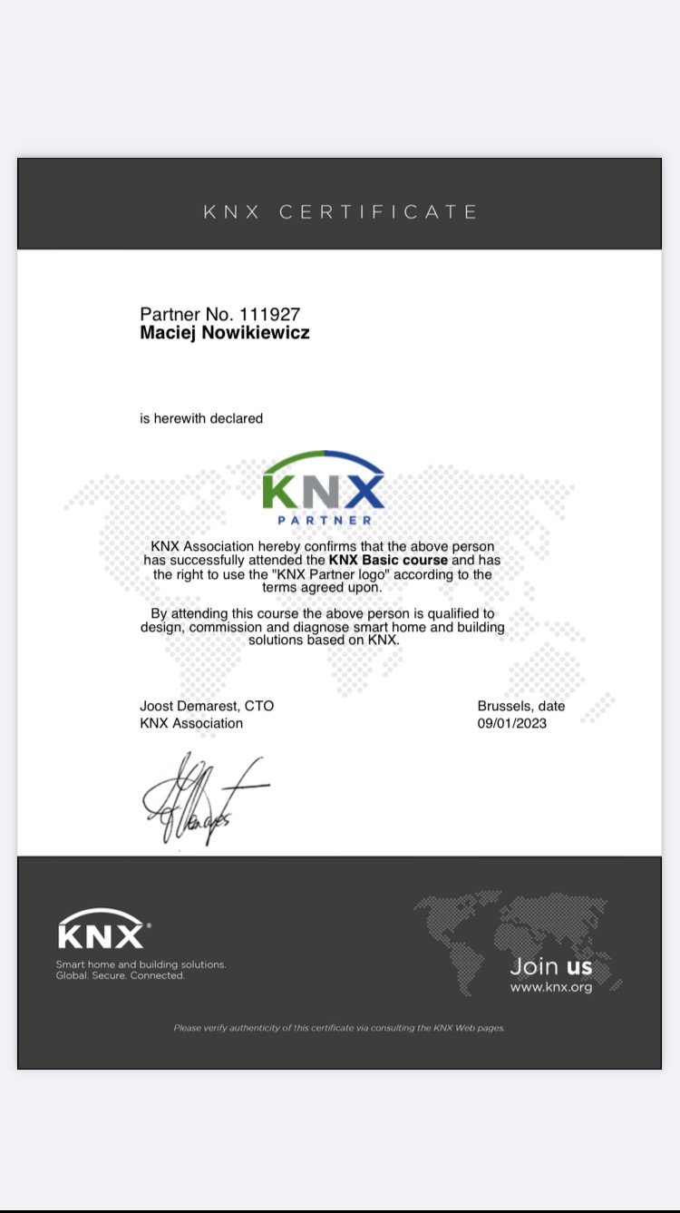 Certyfikat KNX Partner dla Macieja Nowikiewicza potwierdzający ukończenie kursu KNX Basic i uprawnienia do projektowania i diagnozowania systemów inteligentnych domów.