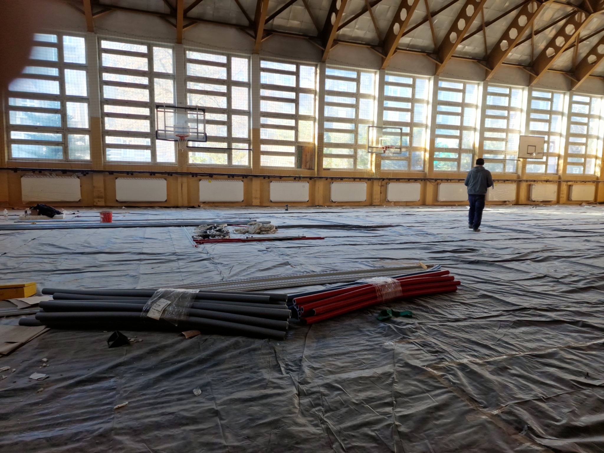 Wykonanie instalacji co i montaż grzejników w celu zapewnienia ogrzewania na sali gimnastycznej