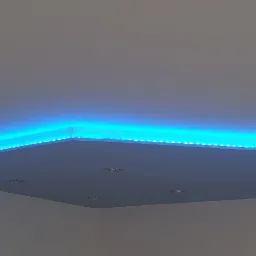 Podwieszany sufit z oświetleniem LED w kolorze niebieskim, widoczne halogenowe punkty świetlne.