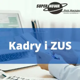 Praca biurowa: Osoba trzymająca smartfon i długopis nad dokumentami na laptopie, w tle kalkulator i logo firmy doradczej 'Super Nowa'.