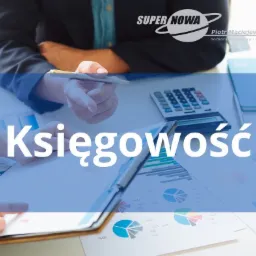 Praca biurowa: Osoba analizuje wykresy finansowe, używając kalkulatora i notując dane na dokumentach, widoczne logo firmy Super Nowa.