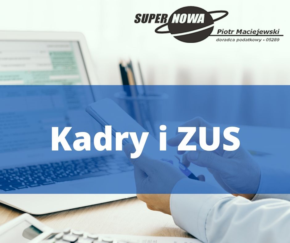 Praca biurowa: Osoba trzymająca smartfon i długopis nad dokumentami na laptopie, w tle kalkulator i logo firmy doradczej 'Super Nowa'.