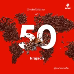 Grafika reklamowa kawy Moak z napisem 'Uwielbiana w 50 krajach', tło czerwone, ziarna kawy ułożone w kształt mapy świata, logo Moak w prawym górnym rogu.