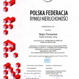Skan certyfikatu ukończenia kursu pośrednika w obrocie nieruchomościami, wydanego przez Polską Federację Rynku Nieruchomości dla Mai Porowskiej, z podpisami organizatorów i datą ukończenia.