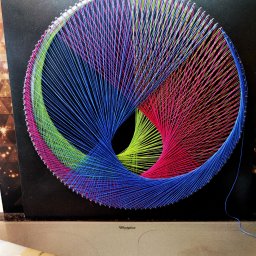 Pierwsza praca. Jak widać jeszcze w trakcie jej tworzenia:) . Będzie jeszcze konkretny obrys i podrasowane tło:)
Kolejną pracą, której mogę się doczekać to czaszka na czarnym, satynowym tle:))