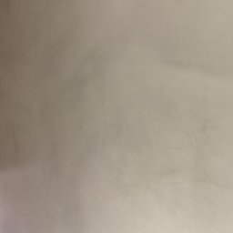 Fine-Home Michał Sirek - Świeżo nałożony mikrocement na ścianie, zabezpieczony taśmą malarską przy podłodze imitującej drewno i dekoracyjnej ściance z płytek.