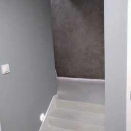 Fine-Home Michał Sirek - Efekt betonu architektonicznego na klatce schodowej