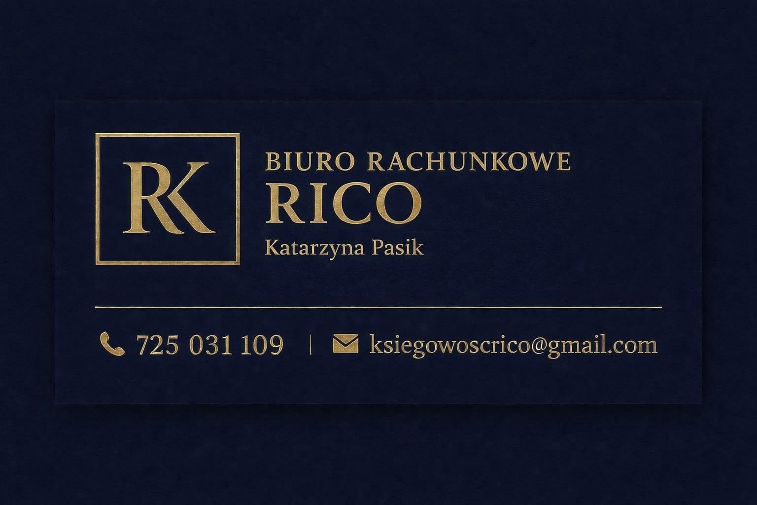 Wizytówka biura rachunkowego RICO Katarzyny Pasik na ciemnoniebieskim tle z złotymi napisami, numerem telefonu i adresem e-mail.