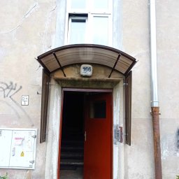 Zadaszenie nad wejściem do klatki schodowej. 