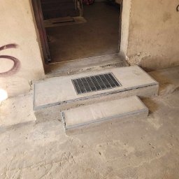 Tech Serwis Dom i Ogród - Skucie i wylanie nowych stopni przed wejściem.