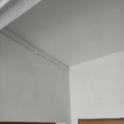 Usuwanie skutków zalania sufitu. 