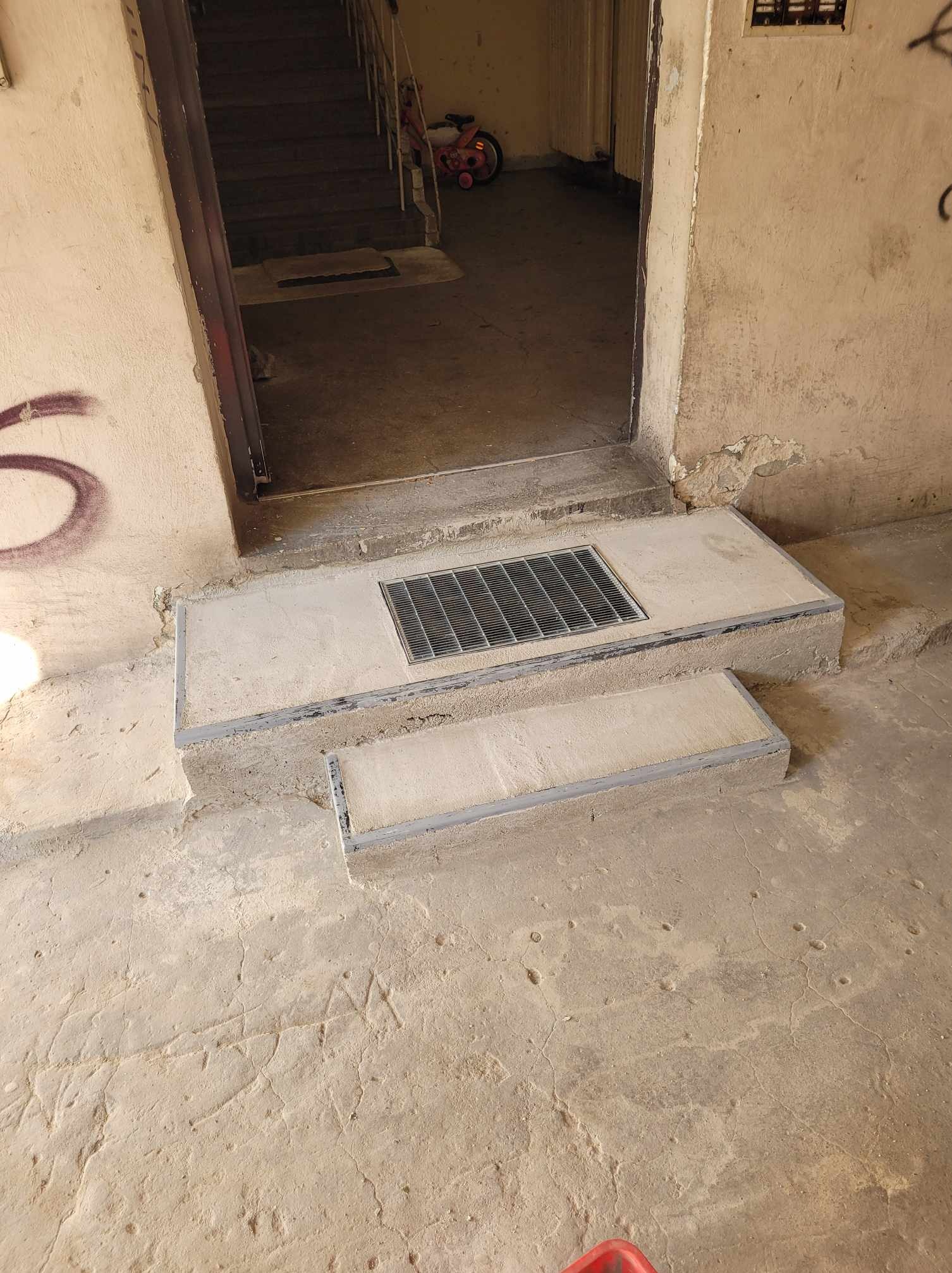 Skucie i wylanie nowych stopni przed wejściem.