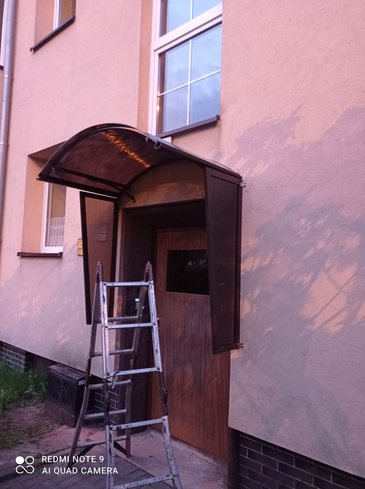 Zadaszenie nad wejściem do klatki schodowej