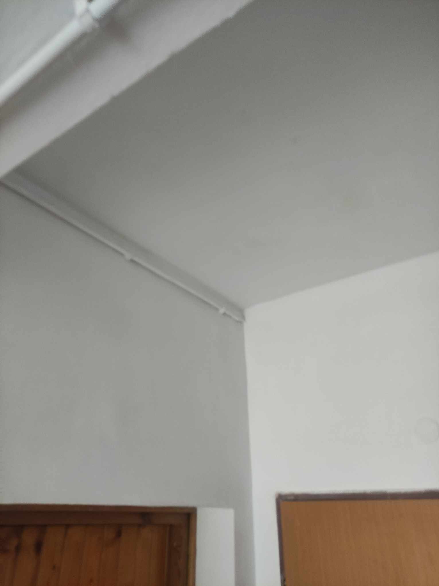 Usuwanie skutków zalania sufitu.