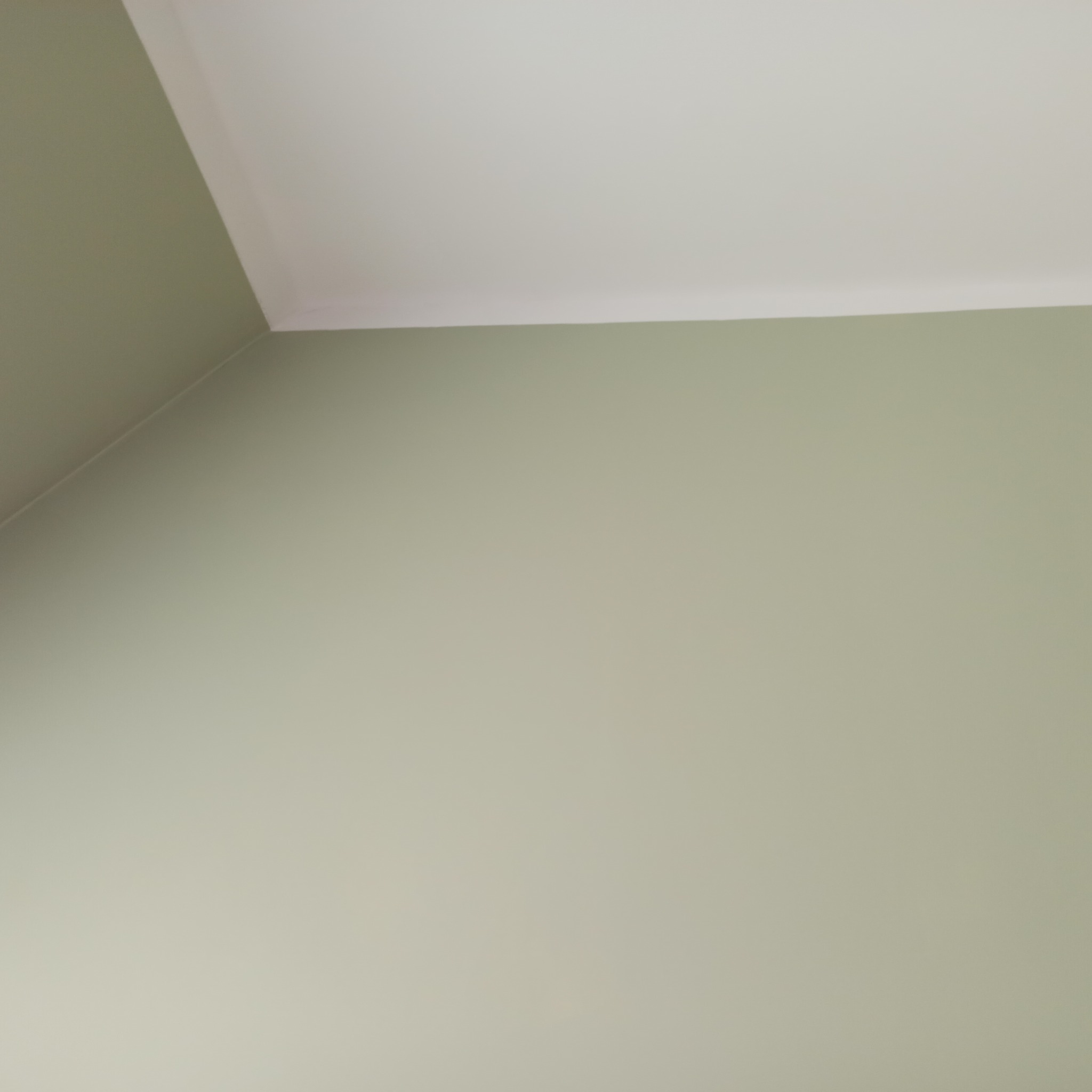 Malowanie ścian i sufitów.