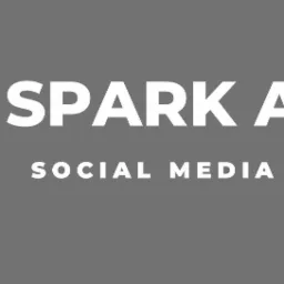 Logo firmy Spark Agency z geometrycznym symbolem w kolorze limonkowym po lewej stronie i napisem w kolorze białym na szarym tle, z dopiskiem Social Media | Marketing.