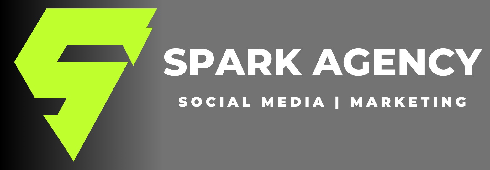 Logo firmy Spark Agency z geometrycznym symbolem w kolorze limonkowym po lewej stronie i napisem w kolorze białym na szarym tle, z dopiskiem Social Media | Marketing.