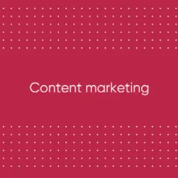 Tekst 'Content marketing' na bordowym tle z białymi kropkami tworzącymi ramkę.