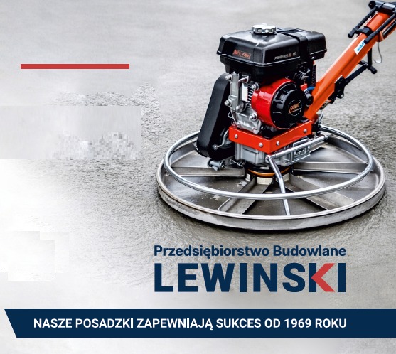 Zacieraczka mechaniczna na świeżo wylanej, szarej posadzce przemysłowej. Widoczne logo firmy budowlanej Lewiński i hasło reklamowe na dole zdjęcia.
