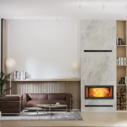 Salon z brązową skórzaną sofą, marmurowym kominkiem z paleniskiem i drewnianymi akcentami, oświetlony punktowo