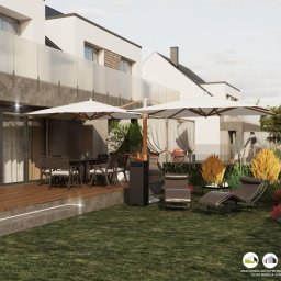 Pracownia Architektoniczna ERS - Nowoczesny ogród z tarasem, meblami wypoczynkowymi i stołem jadalnym pod parasolami, z paleniskiem gazowym i ozdobnymi trawami.