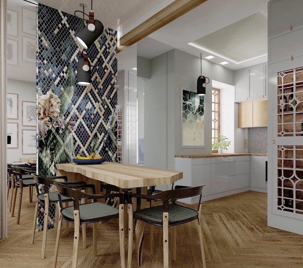 Jadalnia z drewnianym stołem, krzesłami z ciemnego drewna i szarymi siedziskami, mozaikową ścianą z motywem roślinnym, wiszącymi lampami i parkietem ułożonym w jodełkę.