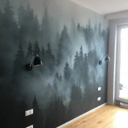 Pokój z fototapetą przedstawiającą mglisty las iglasty, oświetlony dwoma czarnymi kinkietami, z parkietem na podłodze i białymi włącznikami światła.