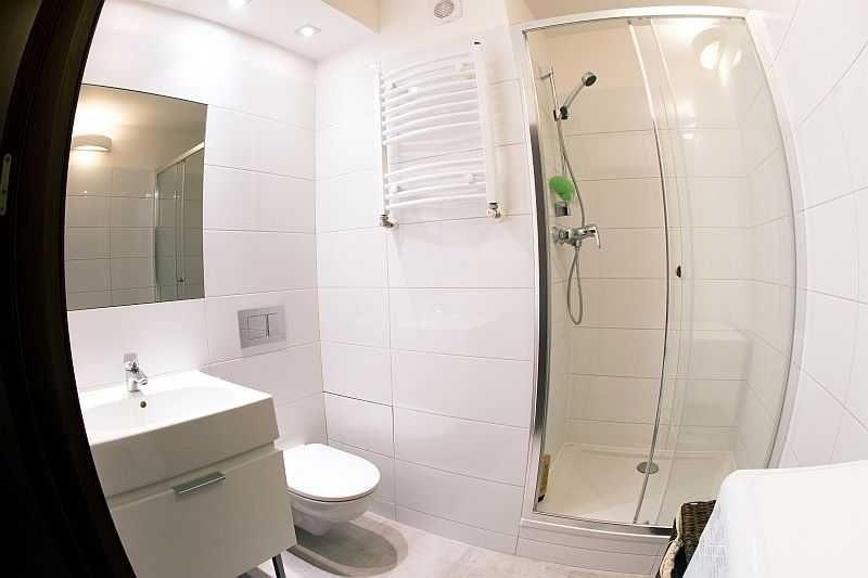 Naprawa instalacji elektrycznej, sanitarnej, wymiana silikonów w kabinie, malowanie