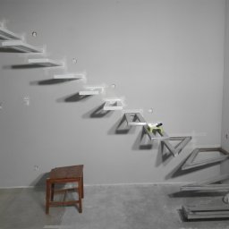 Projekt, malowanie, montaż schodów wraz z oświetleniem automatycznym.