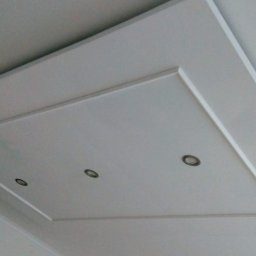 Gogobud - Biały sufit podwieszany z dekoracyjnym obramowaniem i trzema punktowymi lampami halogenowymi.