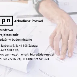 Wizytówka firmy DPN Arkadiusz Porwoł z Zabrza oferującej doradztwo, projektowanie i nadzór w budownictwie, leżąca na rozłożonych planach technicznych, z dłonią trzymającą ołówek.