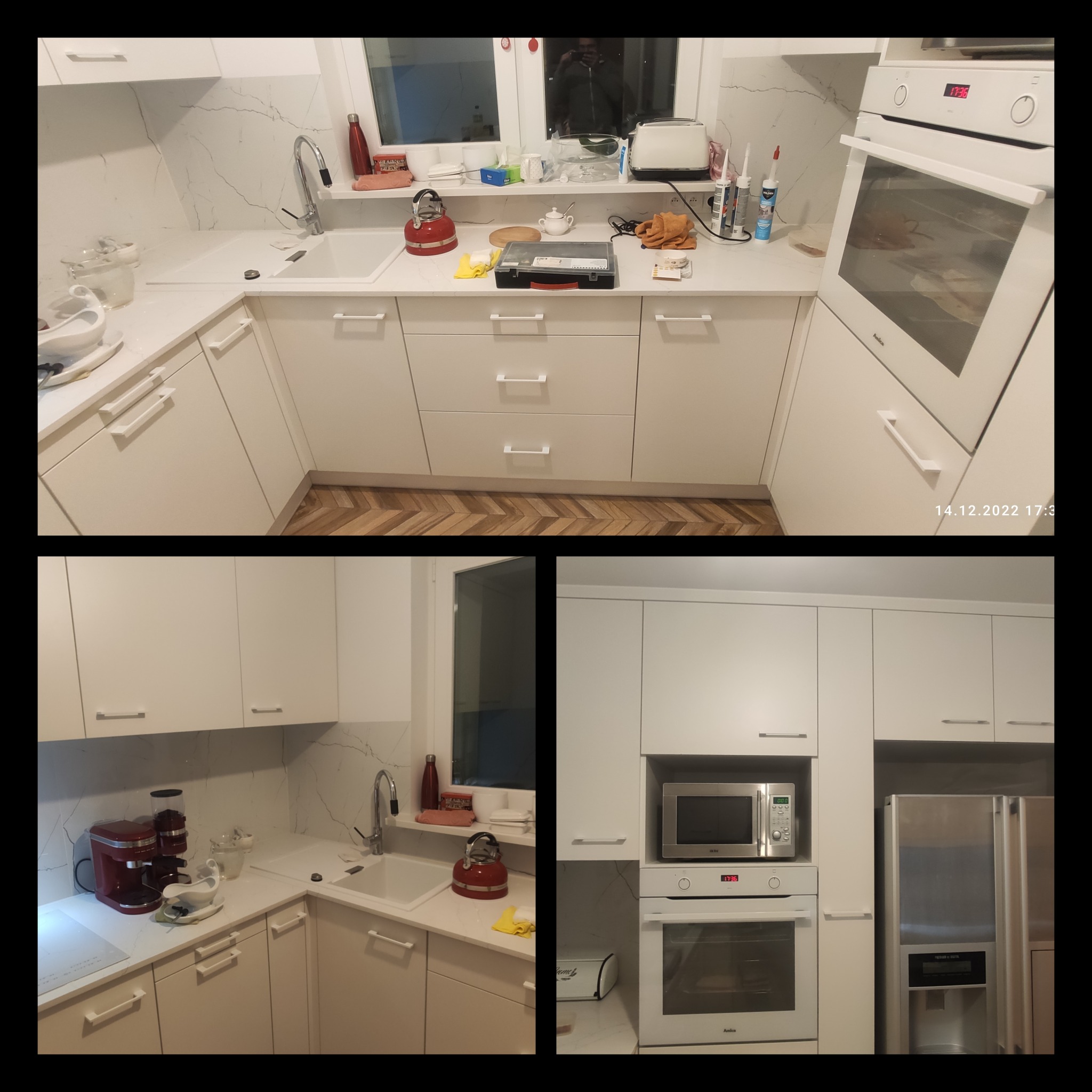 Jasna kuchnia z białymi frontami, blatem imitującym marmur i drewnianą podłogą w jodełkę. Na blacie widoczne akcesoria kuchenne, czajnik, toster oraz narzędzia.