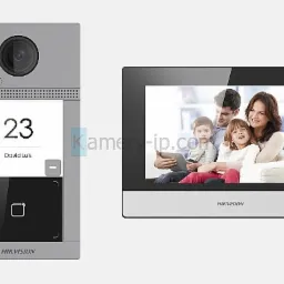 Zestaw wideodomofonowy Hikvision z panelem zewnętrznym z kamerą i wyświetlaczem wewnętrznym, prezentujący obraz rodziny.