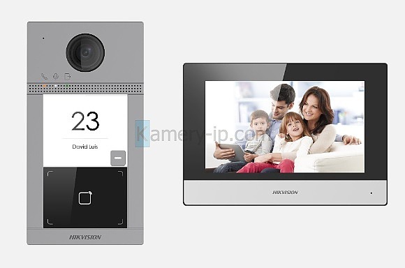 Zestaw wideodomofonowy Hikvision z panelem zewnętrznym z kamerą i wyświetlaczem wewnętrznym, prezentujący obraz rodziny.
