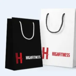 Dwie papierowe torby z nadrukowanym logo 'HIGHFITNESS', jedna czarna, druga biała, obie z uchwytami sznurkowymi, ustawione na jasnym tle.