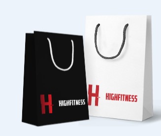 Dwie papierowe torby z nadrukowanym logo 'HIGHFITNESS', jedna czarna, druga biała, obie z uchwytami sznurkowymi, ustawione na jasnym tle.