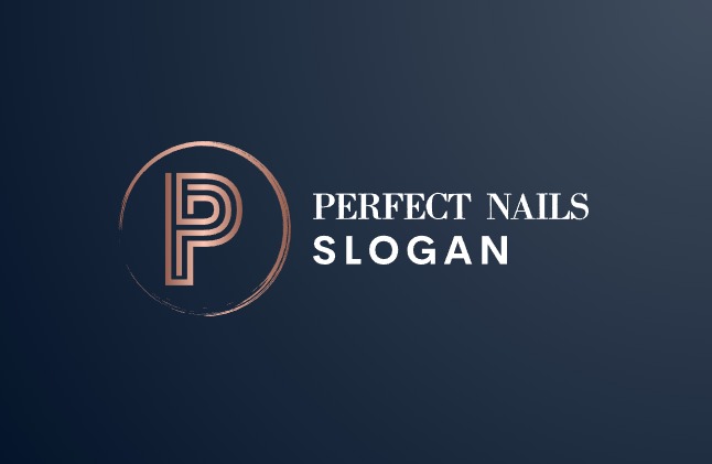 Eleganckie logo z literą P w okręgu w kolorze różowego złota, obok napis 'Perfect Nails' i 'Slogan' na ciemnogranatowym tle.