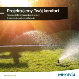 Automatyczne nawadnianie trawnika zraszaczami w promieniach zachodzącego słońca, widok na soczystą zieleń i fontanny wody.
